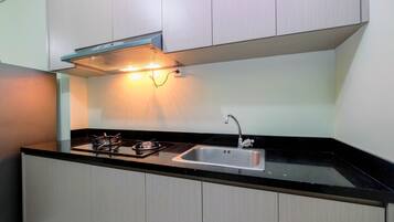 Kühlschrank, Herdplatte, Kochgeschirr/Geschirr/Besteck