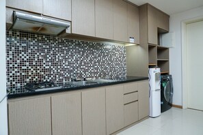 Habitación | Cocineta privada | Refrigerador, parrilla de estufa y utensilios de cocina 