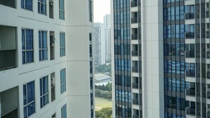 Un immeuble de grande hauteur doté de nombreux balcons et de grandes fenêtres.