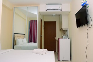 Free WiFi, bed sheets - Minimalist and Fully Furnished Studio Tifolia Apartment (Jakarta)