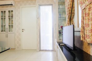 TV - Best Contremporer Modern 3BR Bassura City Apartment (Jakarta)