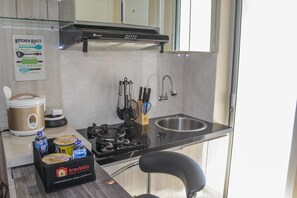 Geladeira, cooktop, talheres/pratos/utensílios de cozinha