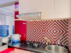 Zimmer | Eigene Küche | Kühlschrank, Herdplatte, Kochgeschirr/Geschirr/Besteck