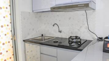 Room | Private kitchen | Fridge, stovetop, cookware/dishes/utensils