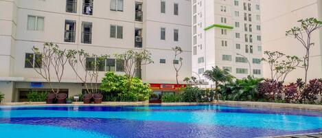 Una piscina al aire libre