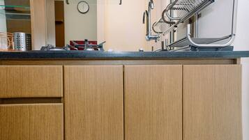 Geladeira, cooktop, talheres/pratos/utensílios de cozinha