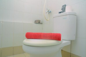 Room | Bathroom | Shower, free toiletries, towels - Fully Furnished 2BR Bassura City Apartment with Mall View (Jakarta)