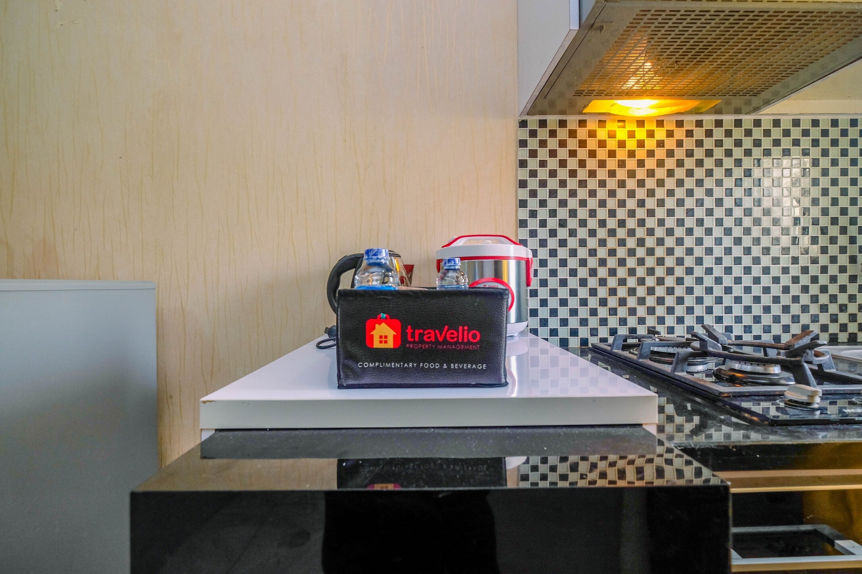 Habitación | Cocina privada | Frigorífico, placa de cocina y utensilios de cocina