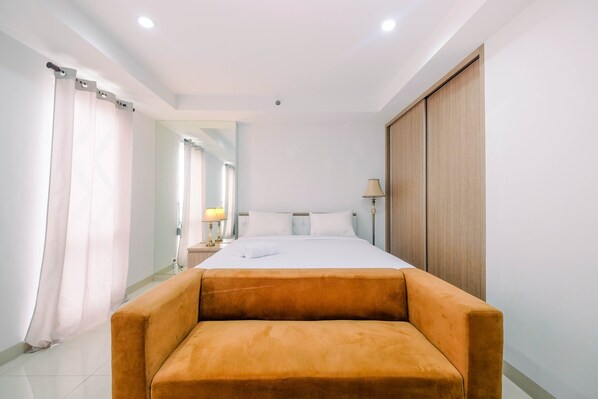 Room | Free WiFi, bed sheets - Spacious and Comfy Studio at Azalea Suites Cikarang Apartment (Cikarang)