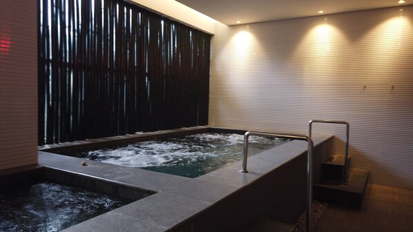 Spa - Modern Style Studio Apartment at Azalea Suites with City View (Cikarang)