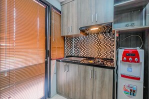 Habitación | Cocina privada | Refrigerador, parrilla de estufa y utensilios de cocina 
