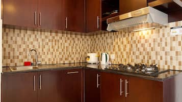 Habitación | Cocina privada | Refrigerador, parrilla de estufa y utensilios de cocina