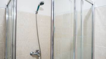 Habitación | Baño | Ducha y toallas