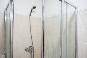 Habitación | Baño | Ducha y toallas