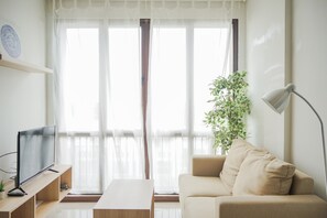 Living room - Cozy 1BR Asatti Apartment (Pagedangan)