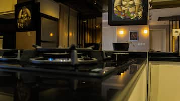 Chambre | Cuisine privée | Réfrigérateur, micro-ondes, plaque de cuisson, lave-vaisselle