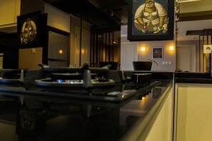 Habitación | Cocina privada | Frigorífico, microondas, placa de cocina y lavavajillas