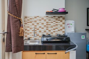 Kamer | Privékitchenette | Een koelkast, een kookplaat, kookgerei, borden en bestek