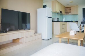 Private kitchen - Elegant 3BR Apartment at Bellevue Suites (Jakarta)