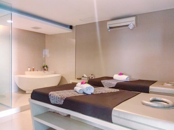 Private kitchenette - Elegant 3BR Apartment at Bellevue Suites (Jakarta)