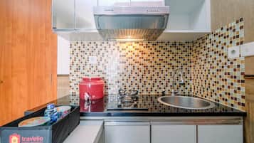 Room | Private kitchen | Fridge, stovetop, cookware/dishes/utensils