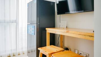 Refrigerador, placa de cocina, utensilios de cocina