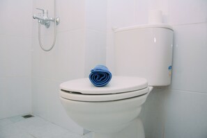 Kamar | Kamar mandi | Shower dan handuk