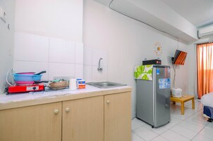 Refrigerador, placa de cocina, utensilios de cocina