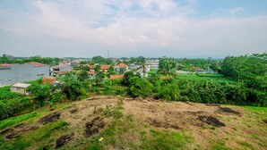 Een woonwijk met huizen, groen en een heldere lucht.