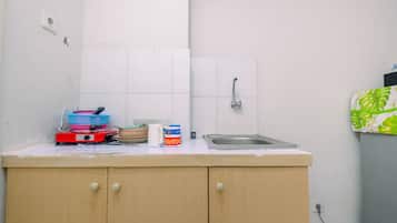 Room | Private kitchenette | Fridge, stovetop, cookware/dishes/utensils