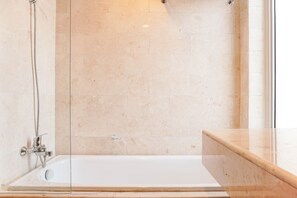 Chambre | Salle de bain | Douche, serviettes fournies