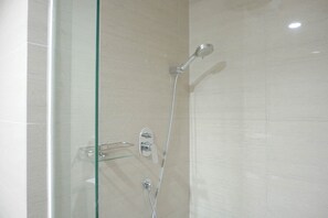 Chambre | Salle de bain | Douche, serviettes fournies