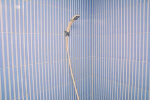 Kamer | Badkamer | Een douche, gratis toiletartikelen, handdoeken