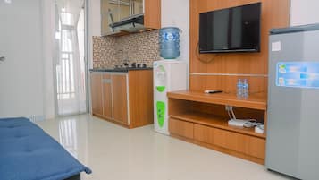 Habitación | Cocina básica privada | Frigorífico, placa de cocina y utensilios de cocina