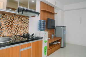 Room | Private kitchen | Fridge, stovetop, cookware/dishes/utensils