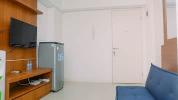 Room | Private kitchen | Fridge, stovetop, cookware/dishes/utensils