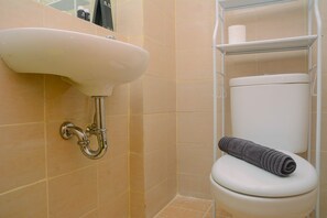 Kamar | Kamar mandi | Shower dan handuk