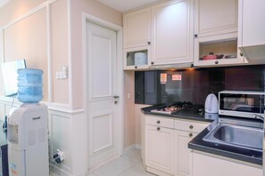 Chambre | Cuisine privée | Réfrigérateur, surface de cuisson, vaisselle et ustensiles