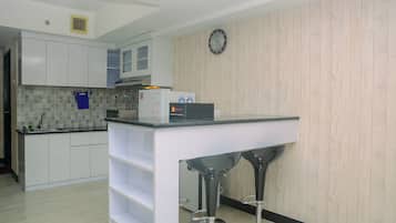 Room | Private kitchen | Fridge, stovetop, cookware/dishes/utensils