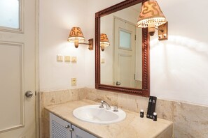 Room | Bathroom | Shower, towels