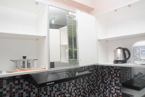 Quarto | Cozinha privada | Geladeira, cooktop, talheres/pratos/utensílios de cozinha