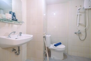 Room | Bathroom | Shower, towels - Relaxing and Stylish Studio at Amethyst Tower Apartment (Jakarta)