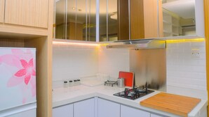 Kamar | Dapur kecil pribadi | Lemari es, kompor, dan peralatan masak/sendok-piring