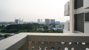 Un rascacielos con balcón que da a vistas de la ciudad.