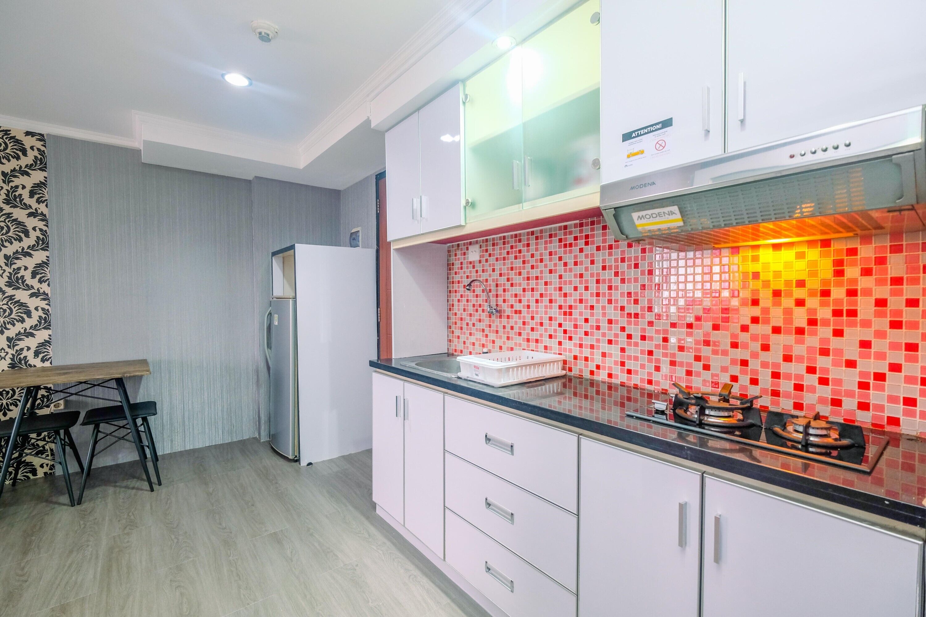 Værelse | Privat køkken | Køleskab, kogeplade, køkkentøj/tallerkener/redskaber