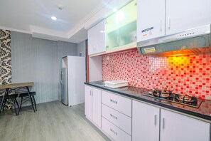 Værelse | Privat køkken | Køleskab, kogeplade, køkkentøj/tallerkener/redskaber