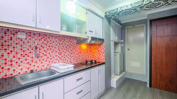 Habitación | Cocina privada | Refrigerador, parrilla de estufa y utensilios de cocina