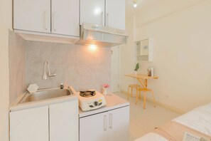 Room | Private kitchen | Fridge, stovetop, cookware/dishes/utensils - Cozy Studio with Direct Access to Mall at Green Pramuka Apartment (Jakarta)