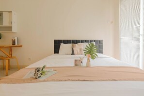 Room | Free WiFi, bed sheets - Cozy Studio with Direct Access to Mall at Green Pramuka Apartment (Jakarta)