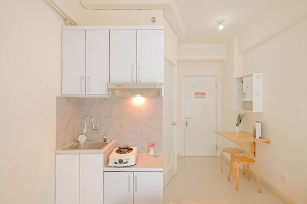 Room | Private kitchen | Fridge, stovetop, cookware/dishes/utensils